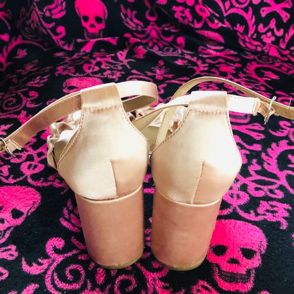 Stunning Steve Madden mid heals. - Picture 2 of 3